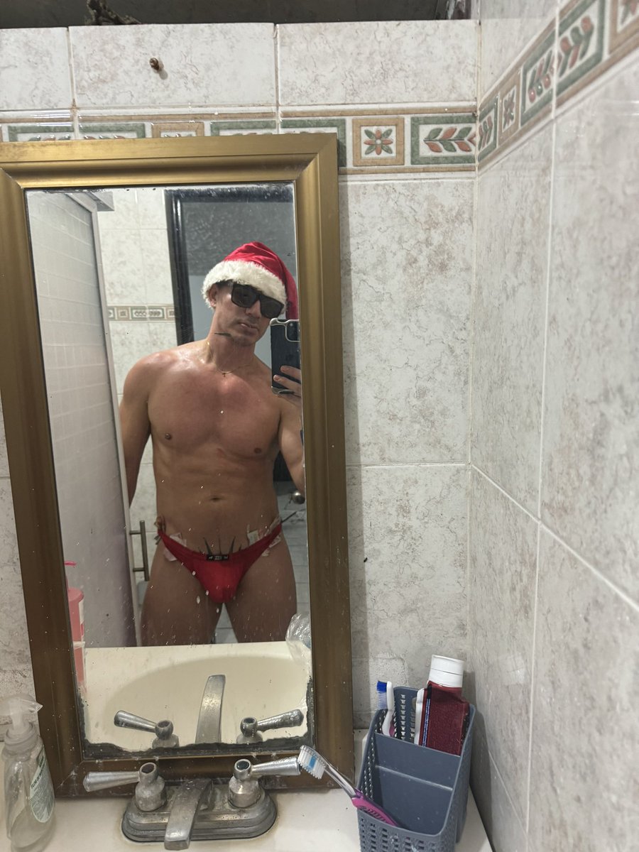 turypena's tweet photo. Jingle bells jingles bells , jingles madafaka 🎄 https://t.co/Yj7emhNqN0