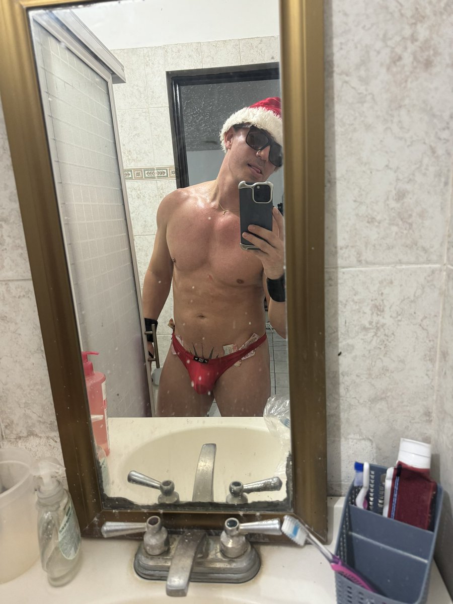 turypena's tweet photo. Jingle bells jingles bells , jingles madafaka 🎄 https://t.co/Yj7emhNqN0