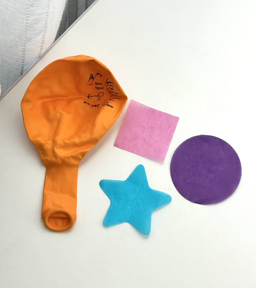 🍀#RT 이벤트!🎁
클콘 싸인 풍선 여러개 주워서 
가는길에 풍선 없는 마데님들 나눠드리고 
2개 남은 것 중에 1개 나눔 드립니다🫶

✨거래계,비계❌ 데이식스팬❣️
✨~ 12.27.(금)까지! 
🌈 싸인풍선+컨페티3종+band-aid멤버셋 
      (반값택배비도 무료!) 마데는 받기만해🫶

#RT 해주신 분 중 1분