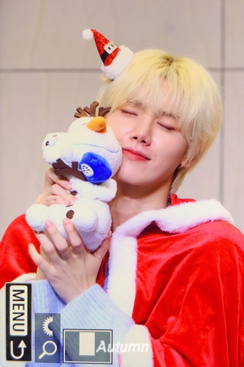 autumnboy917's tweet photo. 241222 해삐 크리스마스
#크래비티 #CRAVITY #민희 #MINHEE https://t.co/AVbRXeznKW