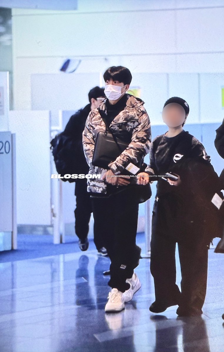 wooyoungcolor's tweet photo. 241222 출국 🇯🇵 #장우영 #우영 #WOOYOUNG https://t.co/w28XLzrdbx