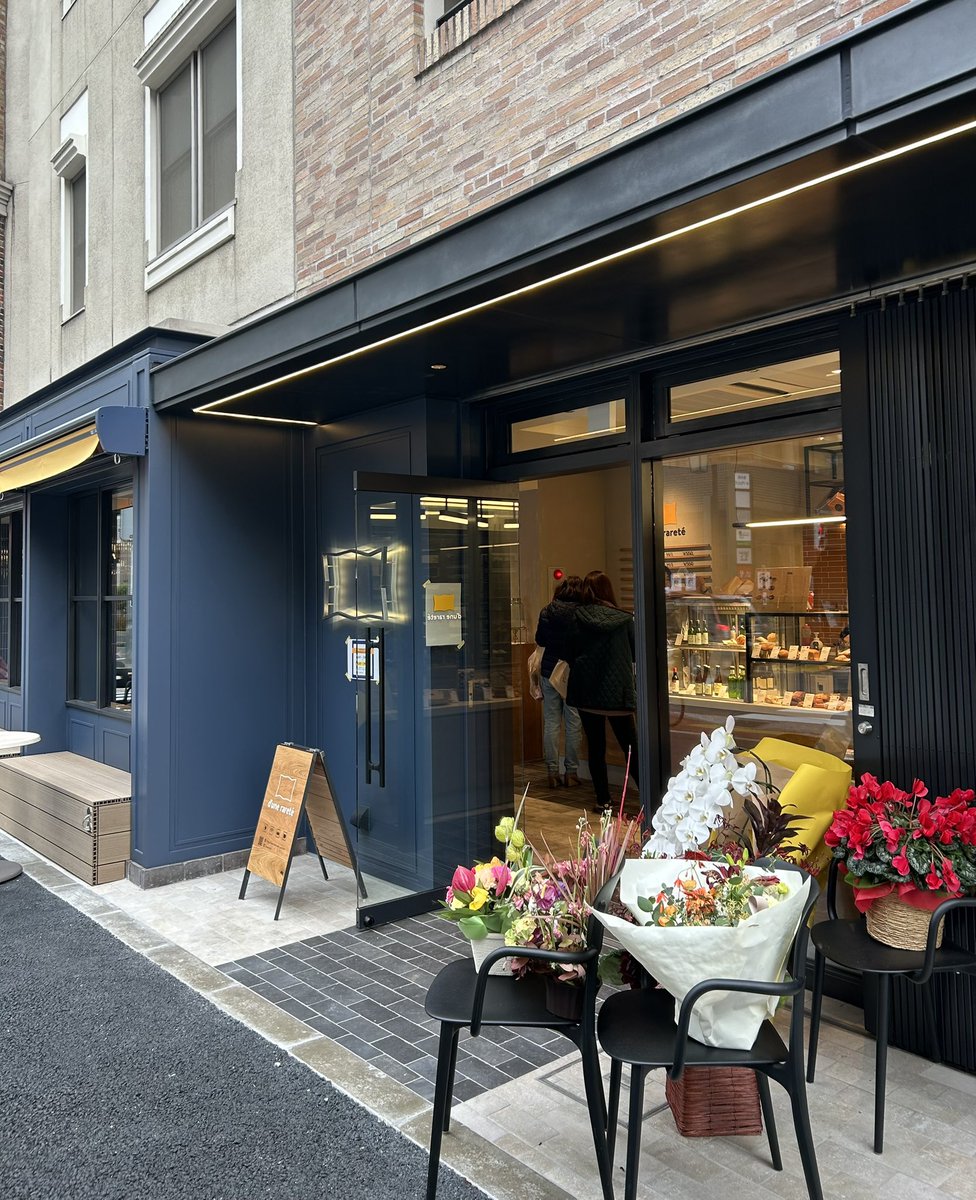 Spica_nail's tweet photo. 商店街からはすこし外れて仙台坂になるのですが、新しくパン屋さんができました。オシャレな雰囲気もあり賑わってました。青山にもあるようで、移転してきた？みたいです　#dunerarete 麻布十番店　　#nailbeautyspica #スピカ 新店舗 #美味しいもの #パン屋 #newopen   #boulangeriepatisserie https://t.co/TxLlAVZyZs