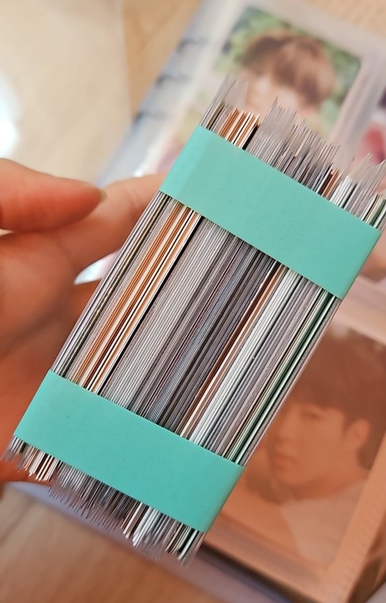 다 슬리브에 넣어두었구!! 방금 하자 없는거 체크 까지 했습니당!!
100장 넘어요.. 막 찔러봐 주세요ㅜㅜ