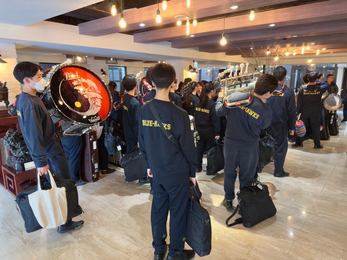 BlueHawks_1975's tweet photo. 夕方の演奏会に向けて移動開始。
青鷹の音楽を全力で台湾の方に届けます！！

台湾生活にもだいぶ慣れてきました(^_-)

#青鷹TV
#大洗高校 
#青鷹
#マーチング
#2024年
#台湾 https://t.co/Z32EwQm80D