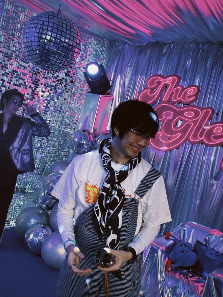 พ่อหนุ่มเอี้ยมดำทางม้าลาย

BUILD SHINE ON STAGE
#CanYouGleamTonight
