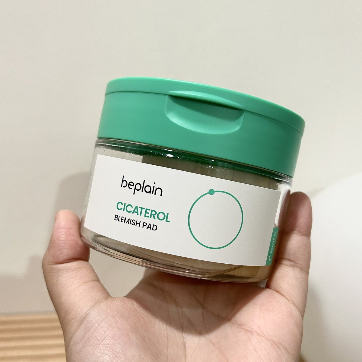 melike_meshare's tweet image. แนะนำโทนเนอร์แพดสายเกาที่ช่วยฮีลผิวได้ดีอีกตัว ตัวนี้เป็นของ #Beplain น้องจะช่วยลดอุณหภูมิผิวแบบเร่งด่วนได้ วันไหนไปเจอแดดจัดเจอมลภาวะ กลับมาเอาน้องแปะที่หน้าคือฟินเวอร์ เย็นสบายผิว และแผ่นใหญ่สะใจสุด เขาจะช่วยลดระคายเคือง ปลอบประโลมผิว และยังช่วยบำรุงให้ผิวเนียนใสไปในตัวได้ด้วย…