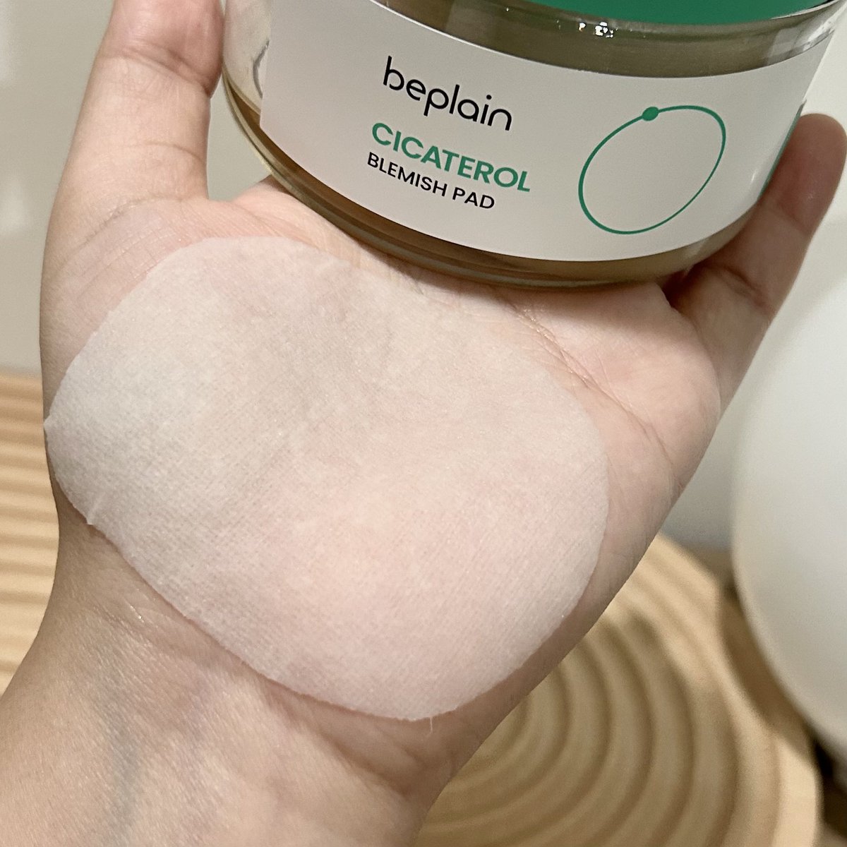 melike_meshare's tweet image. แนะนำโทนเนอร์แพดสายเกาที่ช่วยฮีลผิวได้ดีอีกตัว ตัวนี้เป็นของ #Beplain น้องจะช่วยลดอุณหภูมิผิวแบบเร่งด่วนได้ วันไหนไปเจอแดดจัดเจอมลภาวะ กลับมาเอาน้องแปะที่หน้าคือฟินเวอร์ เย็นสบายผิว และแผ่นใหญ่สะใจสุด เขาจะช่วยลดระคายเคือง ปลอบประโลมผิว และยังช่วยบำรุงให้ผิวเนียนใสไปในตัวได้ด้วย…