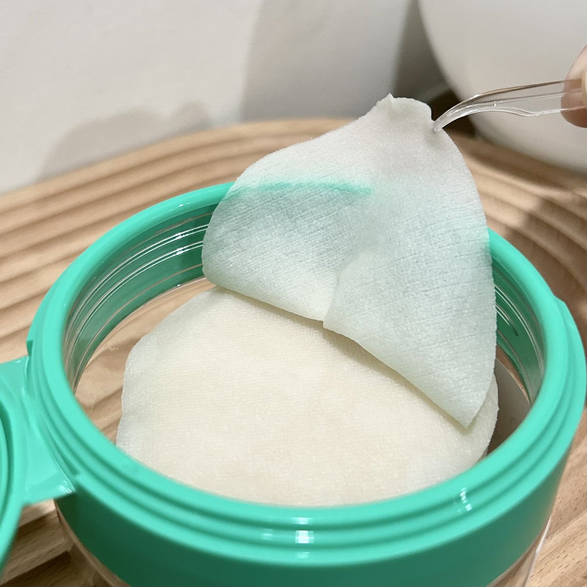 melike_meshare's tweet image. แนะนำโทนเนอร์แพดสายเกาที่ช่วยฮีลผิวได้ดีอีกตัว ตัวนี้เป็นของ #Beplain น้องจะช่วยลดอุณหภูมิผิวแบบเร่งด่วนได้ วันไหนไปเจอแดดจัดเจอมลภาวะ กลับมาเอาน้องแปะที่หน้าคือฟินเวอร์ เย็นสบายผิว และแผ่นใหญ่สะใจสุด เขาจะช่วยลดระคายเคือง ปลอบประโลมผิว และยังช่วยบำรุงให้ผิวเนียนใสไปในตัวได้ด้วย…