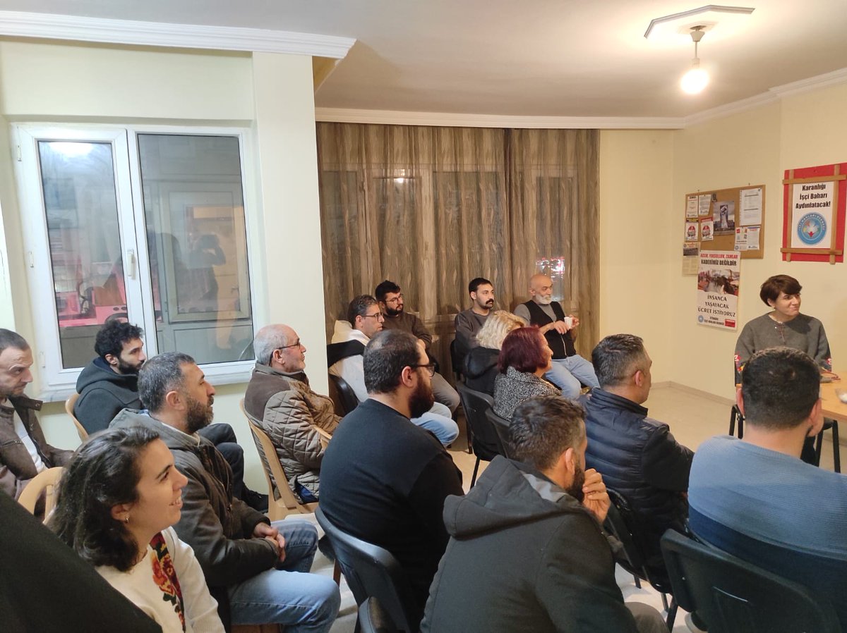 Özgür Karabulut ve Mesut Badem'in sunumuyla "Asgari Ücret, Yoksulluk ve Sınıf Mücadelesi " konulu söyleşimizi gerçekleştirdik.

İnsanca bir yaşam için, işçi sınıfının birleşik eylemi ve örgütlü mücadelesinin büyütülmesi gerektiği vurgulandı.