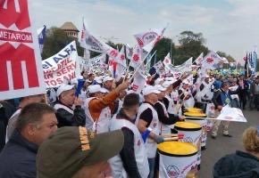 ancutaandrei82's tweet photo. Cartel ALFA critică „ordonanța trenuleț”: Orice propunere de reduceri sau tăieri trebuie să vizeze în primul rând clasa politică https://t.co/0awrCEPTUt https://t.co/NMbZVAtKUg