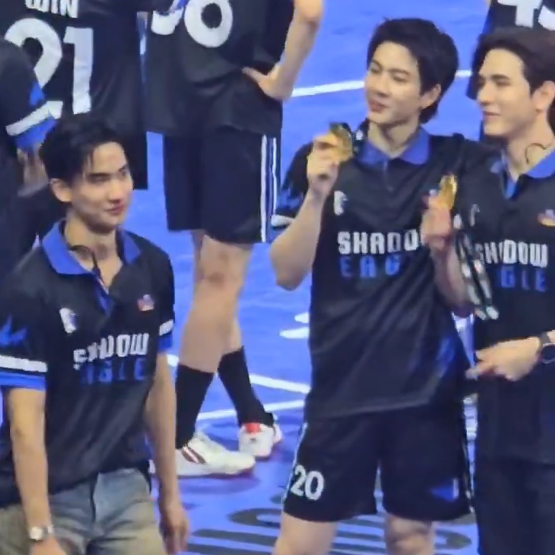 GREAM301043's tweet photo. ออฟนิวพี่ไม่ซื้อหน่อยหรอคะพี่เต ก็เห็นเสิร์ฟให้ทุกคู่เบย คู่นี้ไม่เสิร์ฟหน่อยหรอคะ มีคนรอชิมเยอะแยะะะ ฮ้อบบบบ 😌😌😌😌😌 https://t.co/VpK6Sq0LiX