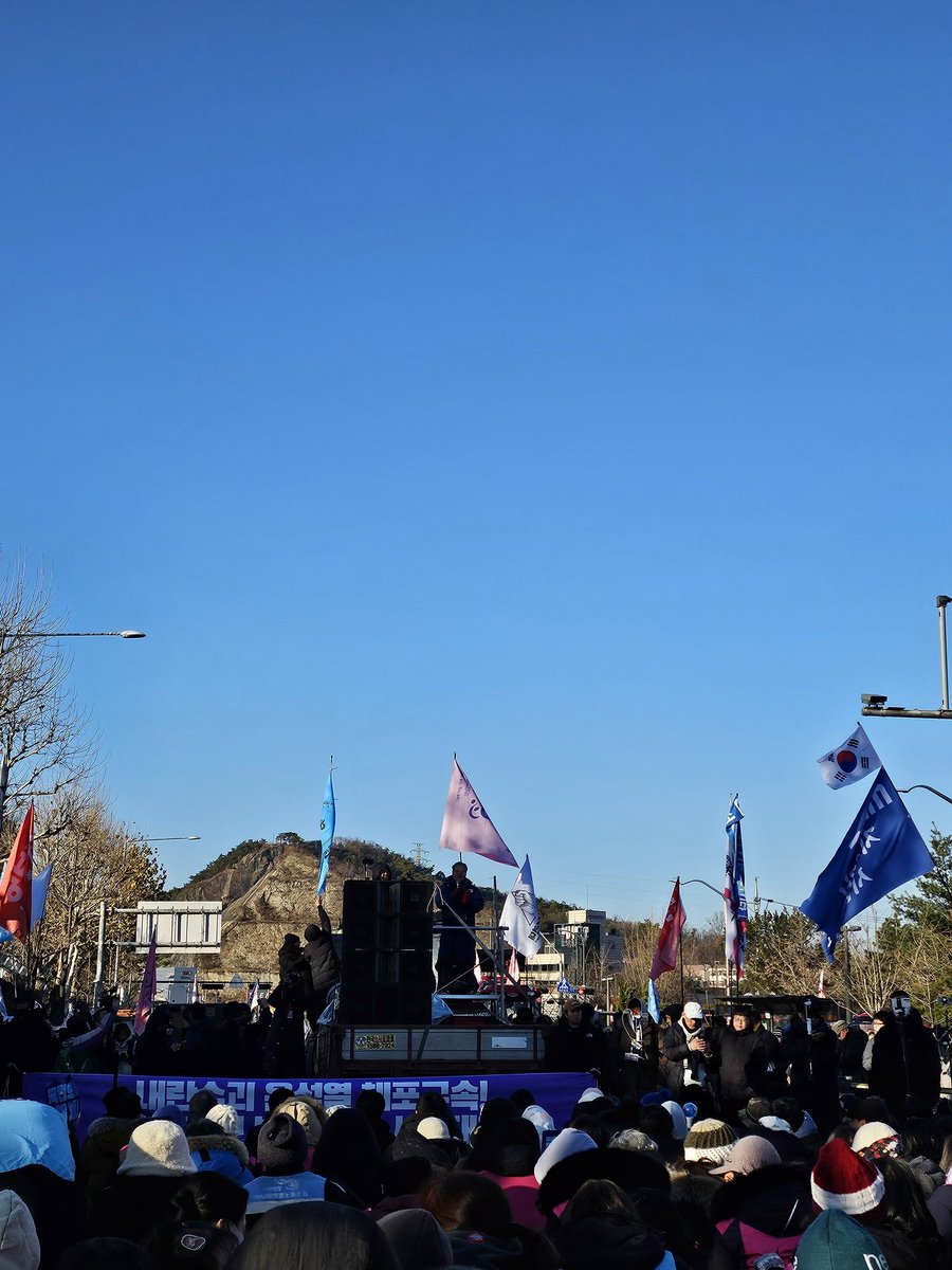 현재시각 15시40분 트랙터가 사당역을 지나 한남동까지 행진한다고 합니다 전농에서!!!!!!!!!!!
우리가 승리했습니다!!!!!!