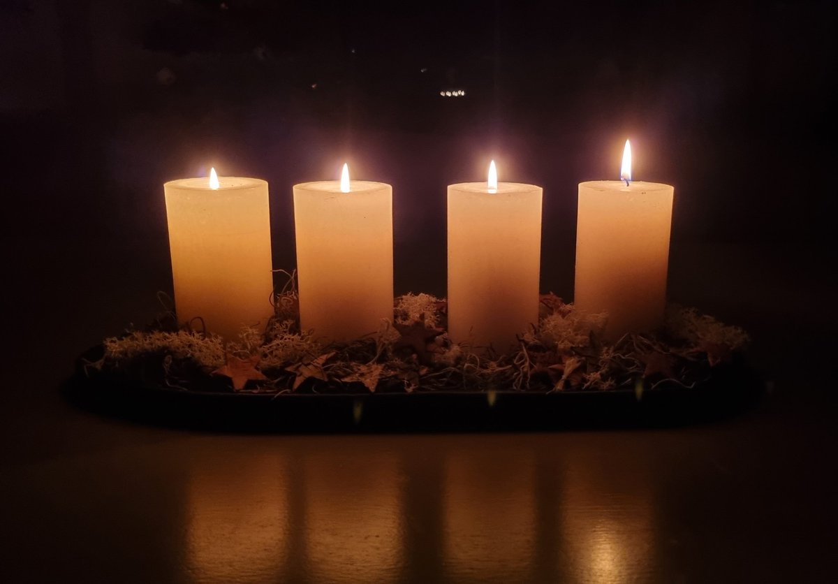 Hemel, laat gerechtigheid neerregenen, laat haar neerstromen uit de wolken.
Laat de aarde zich openen zodat redding zal ontkiemen en gerechtigheid ontspruiten.
Ik de Heer heb dit alles geschapen (Jesaja 45,8)

#Advent