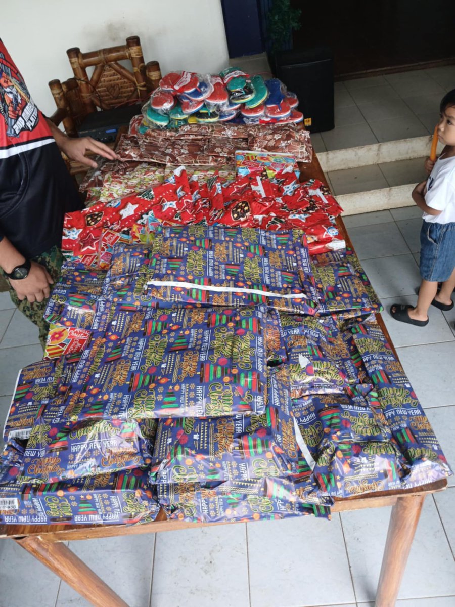 JuanLazyPLE's tweet photo. Kaisa ng ating Kapulisan nakibahagi ang PLE sa pag bibigay ng Regalo sa MOTHER THERESA SPINELLIS TREASURE RETREAT HOUSE &amp; ORPHANAGE. 

“Remember that the happiest people are not those getting more, but those giving more.” .

Merry Christmas Everyone! https://t.co/PXxKdMaEwT