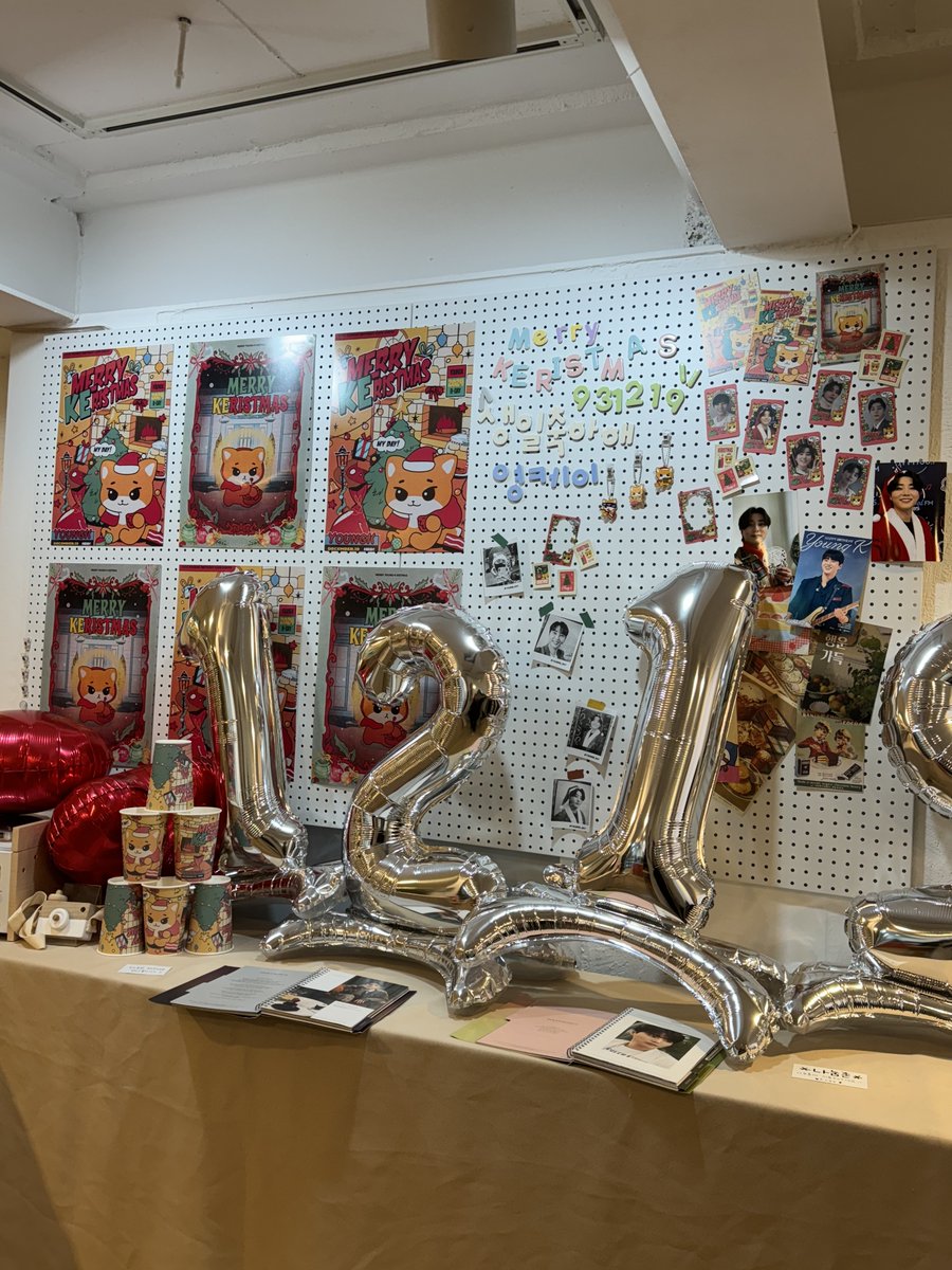 #해피_벌스데이_메리_케리스마스
#MERRY_KERISTMAS

크리스마스를 반겨주는 영현이의 생일카페 방문!!
덕분에 이번 크리스마스는 너무 행복할것 같아용
미리 메리 케리스마스 🦊🩷