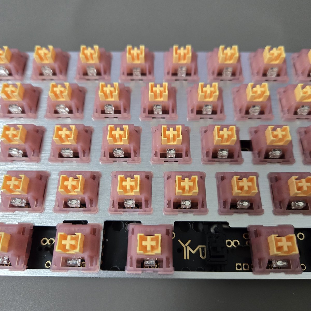 スイッチLEDの取り付け完了
Capslockだけ光らんくて焦ったけどCapslockオンのときだけ光る仕様らしい