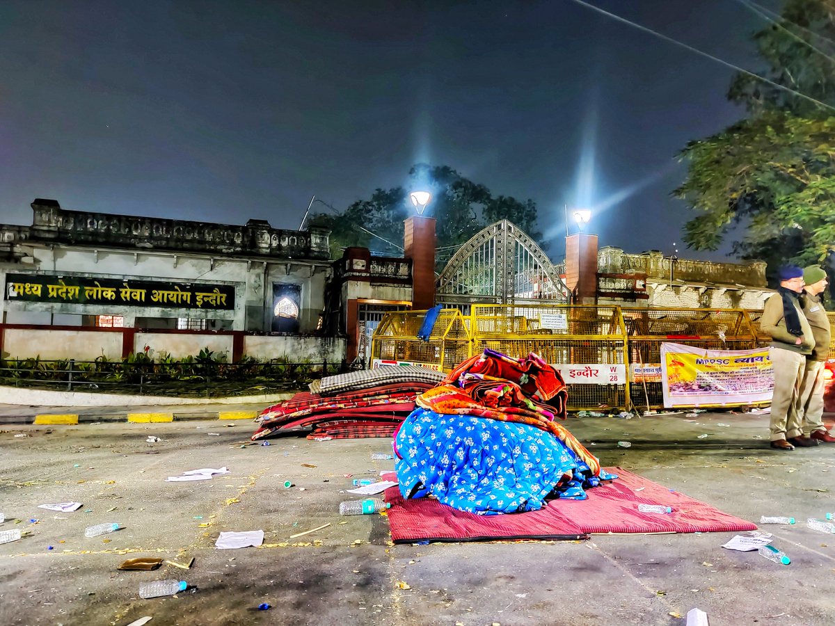 MPPSC दफ्तर के बाहर युवाओं का धरना समाप्त हुआ

आखिर सरकार ने #MPPSC दफ्तर के बाहर धरना दे रहे युवाओं की बात को गंभीरता से समझा और 3 मांगे मान ली।
मैने शनिवार रात आंदोलन स्थल पर इन युवाओं और अभ्यर्थियों से मुलाकर कर उनकी मांगों पर सहमति जताई थी।
MP_सरकार पर इसका असर हुआ और रात 3