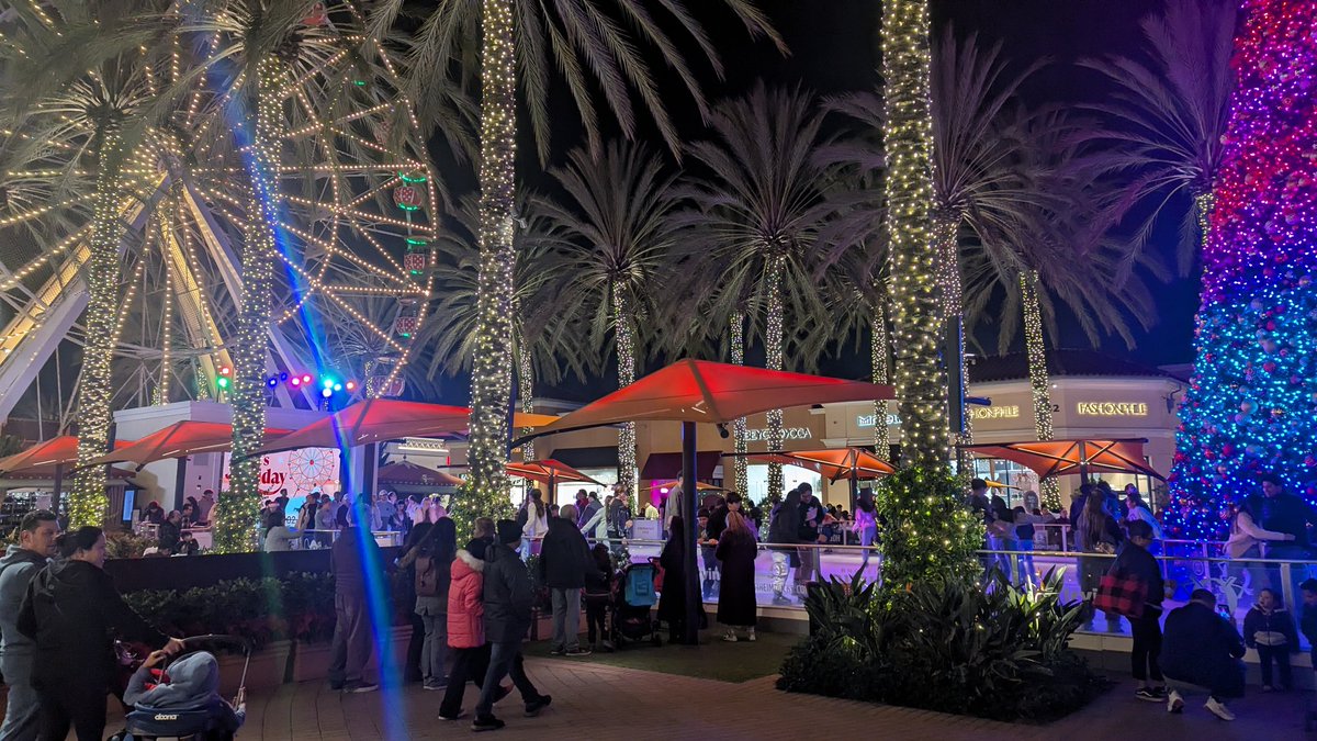 Bryan_L_Johnson's tweet image. My my annual visit to the Irvine Spectrum Center 🌲. Always impressed by the lights!

#christmas #irvinespectrum
