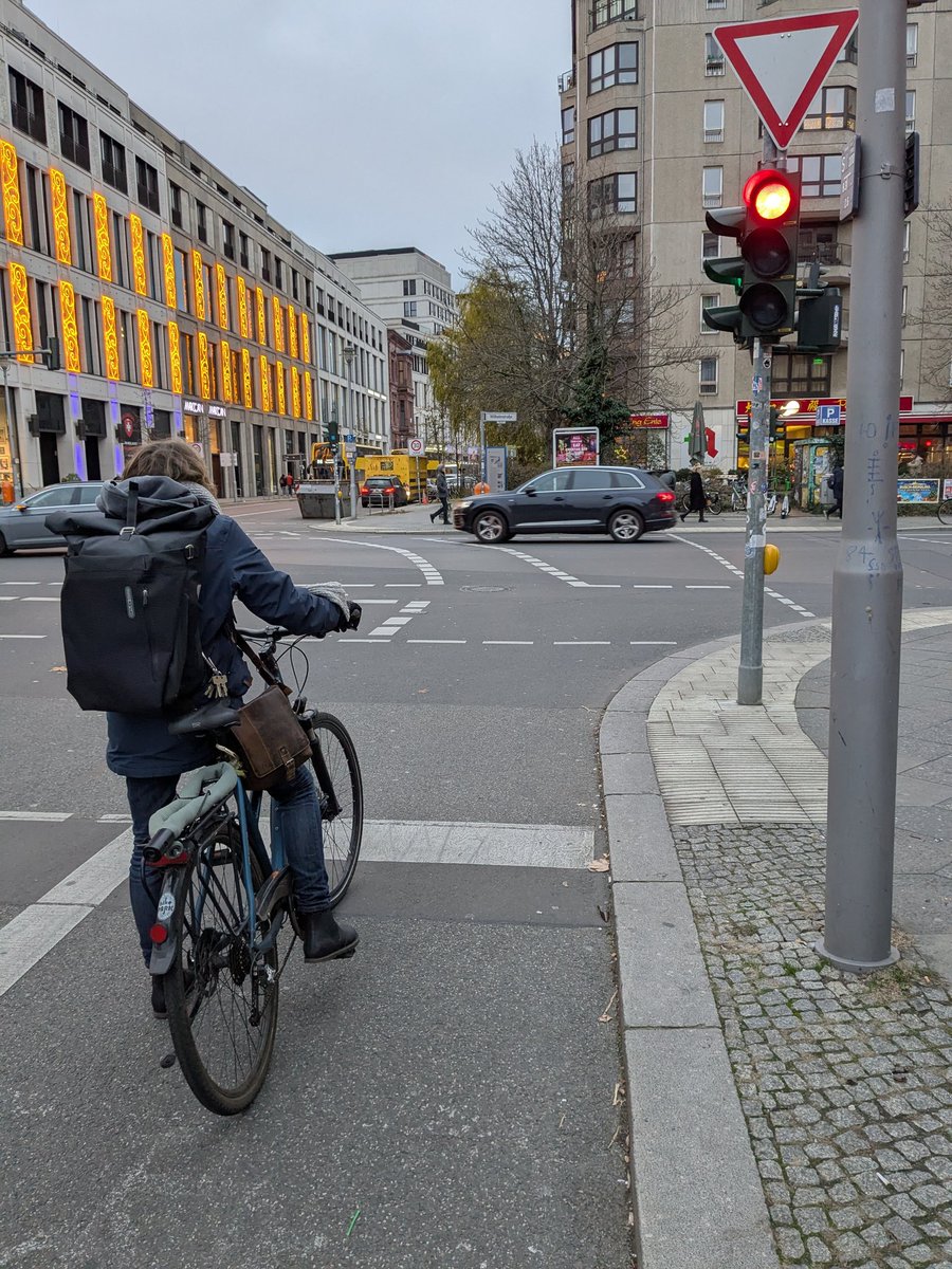 #berlin #CyclistsWaiting for green #citycycling #fahrradalltag #traffic #photoseries
