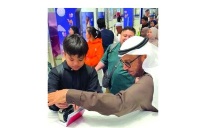 شارك أطفال يزورون الدولة مع ذويهم في تجربة استثنائية تمثلت في ختم جوازات سفرهم بأنفسهم وإنهاء إجراءات الدخول. وقال آباء