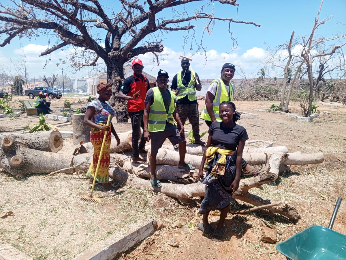 Secretário Geral da Organização da Juventude Moçambicana (OJM) Silva Livone, junta-se aos esforços dos jovens de Cabo Delgado, para limpeza na sede do Distrito de Mecufi depois da passagem do ciclone Chido que deixou rastos de destruição de várias infraestruturas públicas e