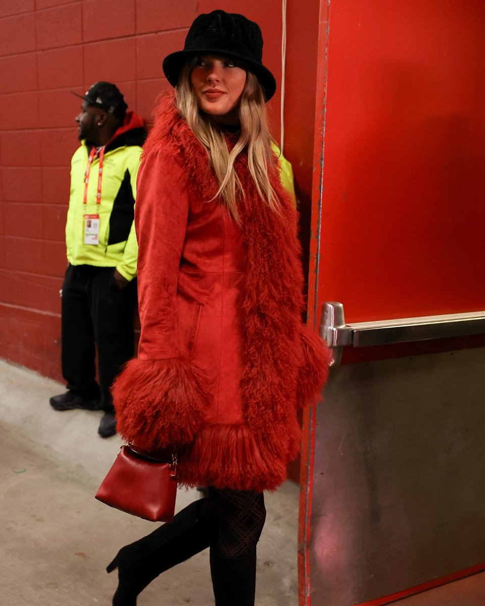 vogueturkiye's tweet photo. #TaylorSwift erkek arkadaşı #TravisKelce’i desteklemek üzere bir kez daha Kansas’ta görüntülendi. Takımın renklerinde giyinmeyi seven şarkıcı, #CharlotteSimone’dan bir tüylü kırmızı bir kaban tercih etti.
Fotoğraf: Getty Images https://t.co/lKMHHXz9MQ