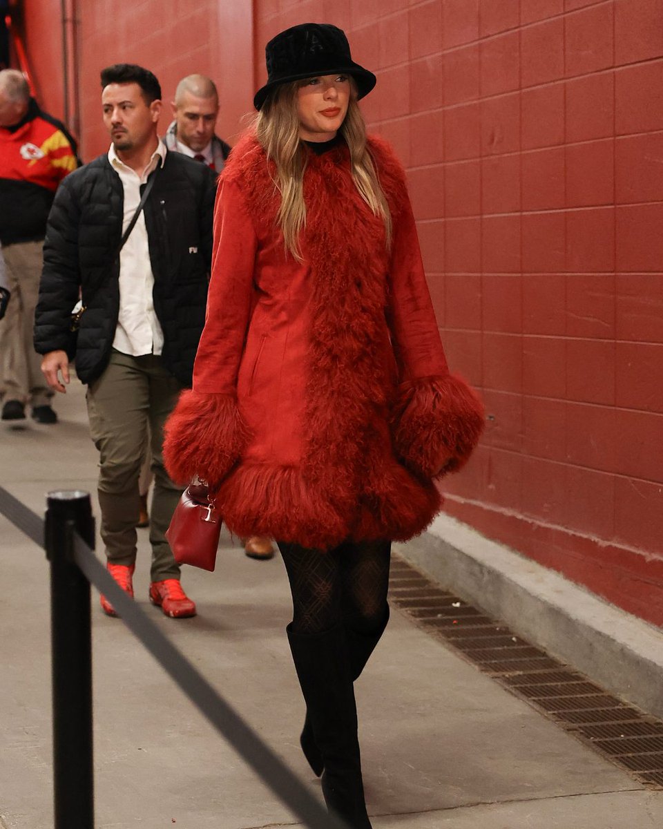vogueturkiye's tweet photo. #TaylorSwift erkek arkadaşı #TravisKelce’i desteklemek üzere bir kez daha Kansas’ta görüntülendi. Takımın renklerinde giyinmeyi seven şarkıcı, #CharlotteSimone’dan bir tüylü kırmızı bir kaban tercih etti.
Fotoğraf: Getty Images https://t.co/lKMHHXz9MQ