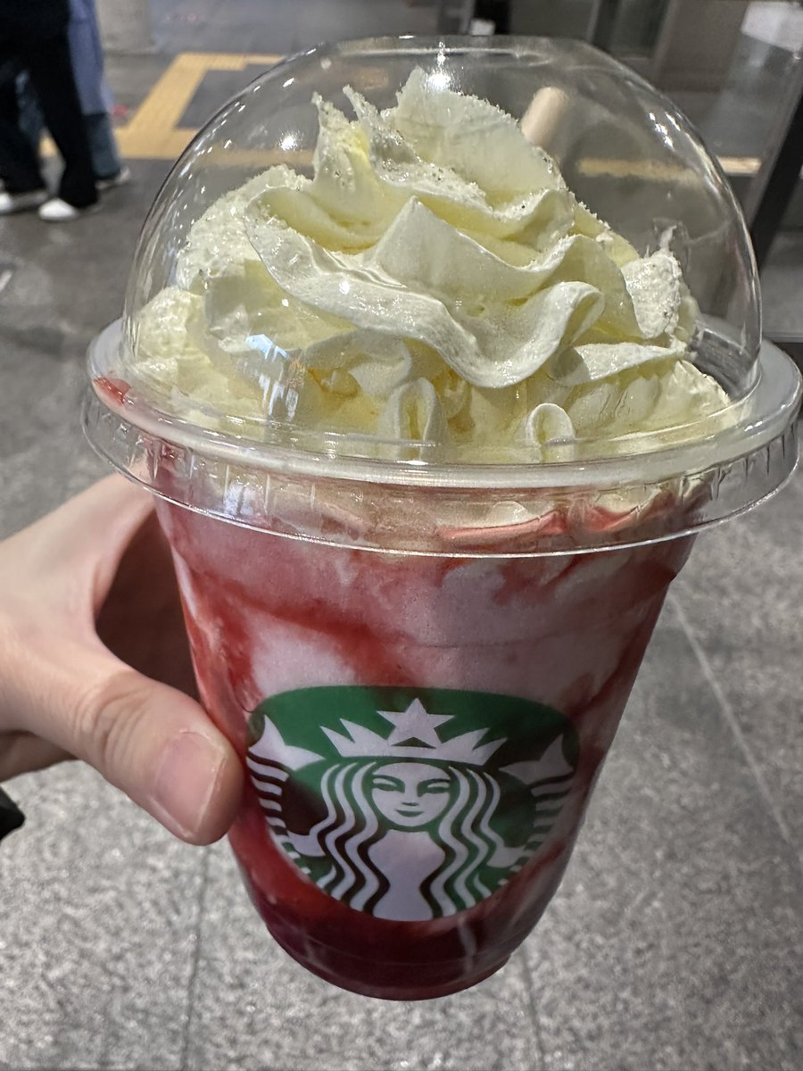 Sora_23512's tweet photo. しゃぶいけど飲めてなかったから飲む🍓
いちご好きなんだもん😘 https://t.co/ewHHnEK5vD