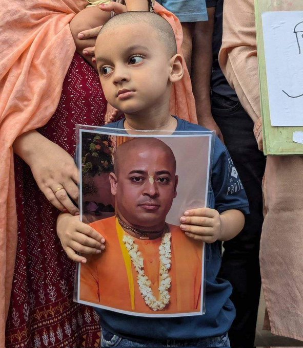 हिंदुओं भूल गए?

#FreeChinmoyKrishnaDas