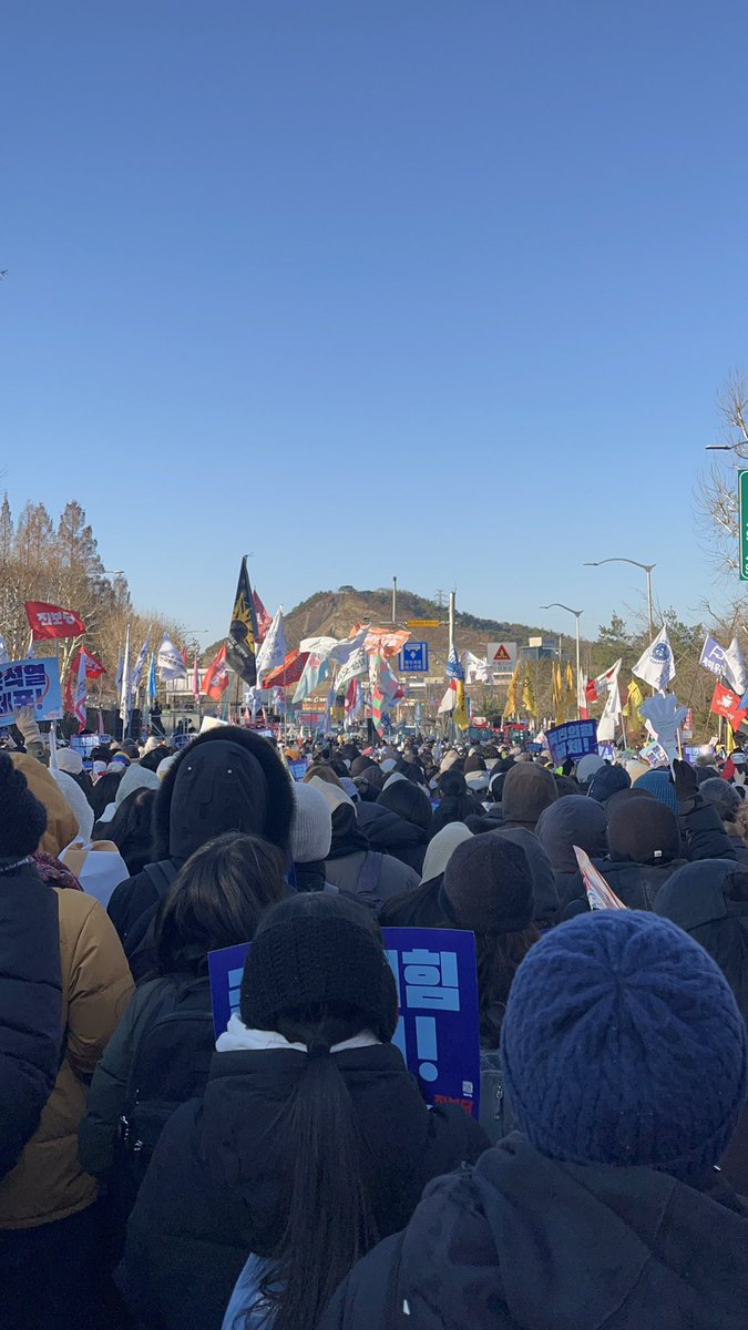 트렉터랑 같이 남태령역에서 사당역으로 행진 시작!!!🥹
🔥6시 한남동 관저 앞 한강진역 2번출구 집회 예정입니다🔥