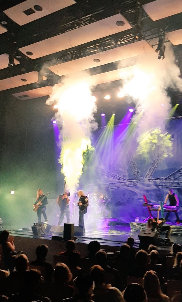 MerjaLahti's tweet photo. Minäpä se olin eilen #raskastajoulua -konsertissa! 🎶🎸🤟 https://t.co/VGe77ykIzu