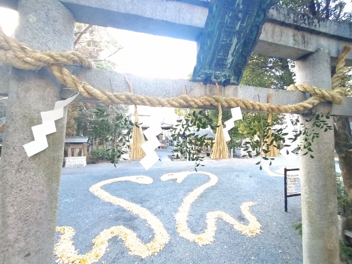 大井垣内の皆様に注連縄をご奉納いただきました。
例年、製作から設置までお世話になっています。
いつもありがとうございます！

#亀岡市 #大井神社 #鯉明神 #注連縄 #迎春準備 #落ち葉アート #巳年 #イチョウ