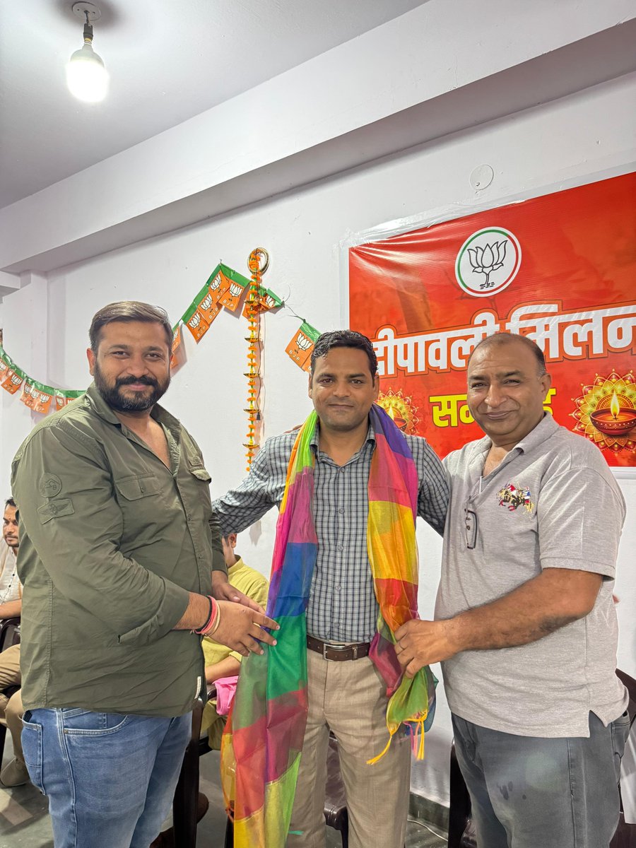 AshishGurugram's tweet photo. भारतीय जनता पार्टी क�� हमारे शीतला मंडल के अध्यक्ष, श्री प्रियवर्त कटारिया जी को उनके जन्मदिवस के अवसर पर हार्दिक बधाई एवं अनंत शुभकामनाएं।
मैं ईश्वर से आपके उत्तम स्वास्थ्य व दीर्घायु जीवन की मंगल कामना करता हूँ।
@ParivartS https://t.co/BnFvWlSwq6