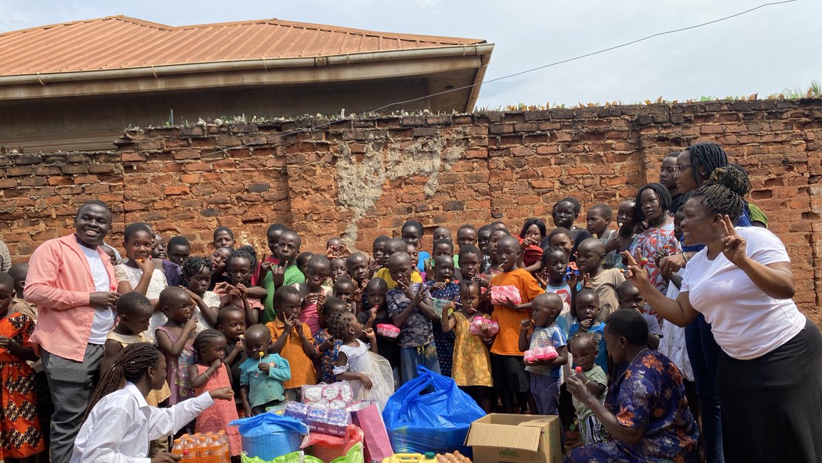 EDKizza's tweet image. "I’m thrilled to share our Christmas charity outreach !
Our youth group, 'Charity Begins With Me,' is dedicated to spreading kindness and compassion.
This year, we visited Jinja Mpumudde Charity Home, bringing joy, food, clothing, and gifts to the incredible children and staff.