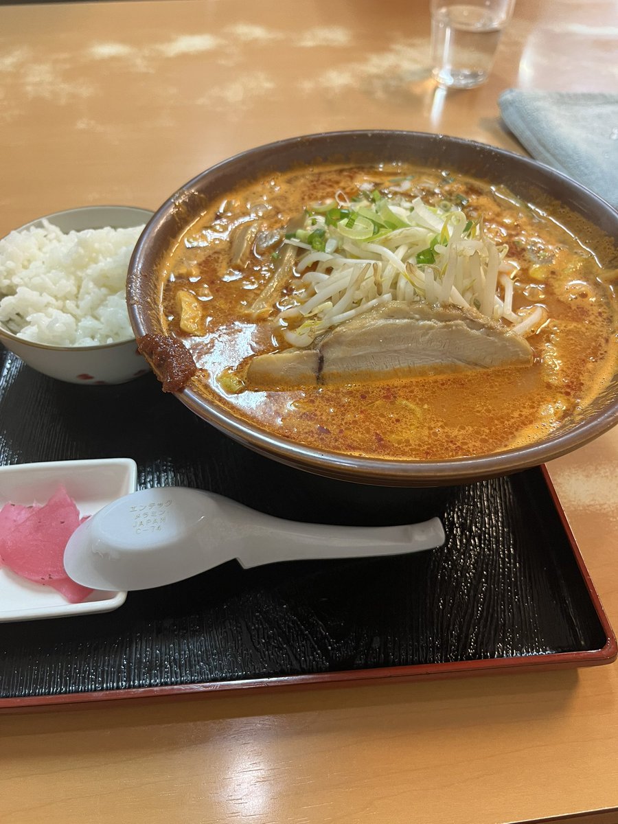 AMR_HIROSAKI's tweet photo. この時期修学旅行ラッシュで京都土産いただきました。ゆっくりいただきます♪後洋梨タルトと1年半ぶりのラーメンを食す。
美味かった。 https://t.co/KBL7Snaopo