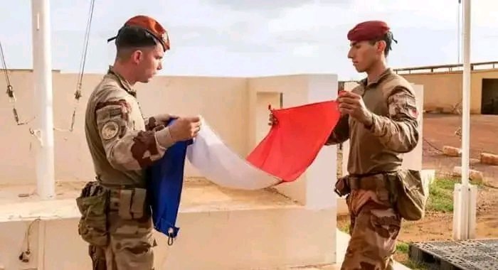 #TCHAD_FRANCE:Les 120 militaires français chassés du Tchad ont déjà quitté le Tchad.Une victoire pour la nouvelle génération Africaine qui connait maintenant la réalité des militaires français en Afrique.