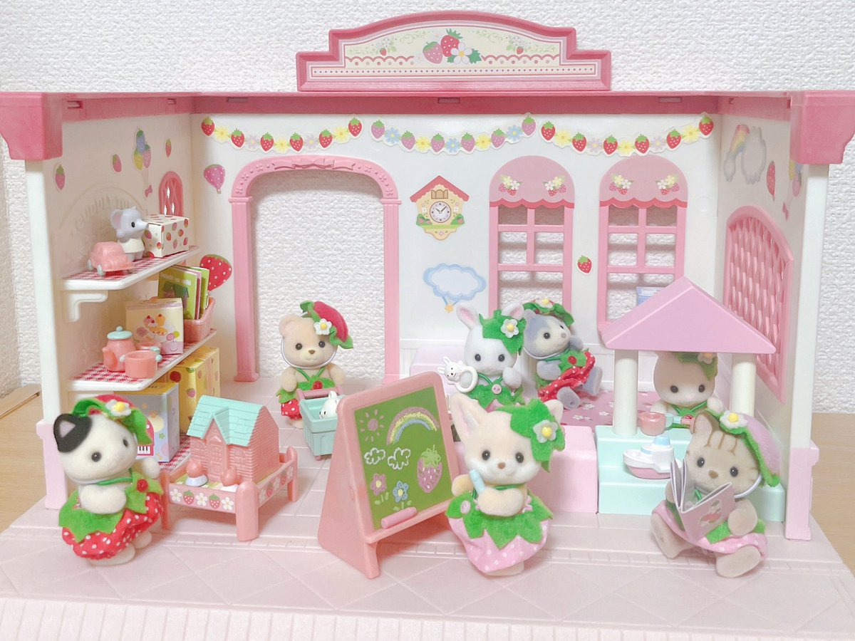 nono2525333's tweet photo. いちごのナーサリールーム🍓

いちごの衣装の赤ちゃんぴったり色合いで、家具や壁ひとつひとつが可愛くてお気に入りです(TT)

 #マイベストシルバニア2024 https://t.co/kYF49bcM6v