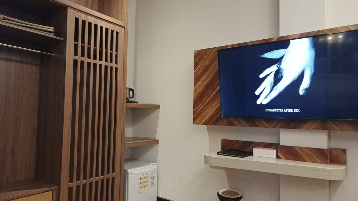 whigrls's tweet image. netflix n chill kita?