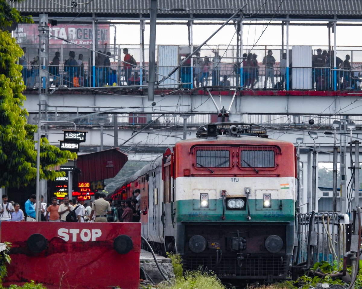 Aniket46_'s tweet photo. Tricolour #Samastipur #WAP4 #22554 led 15654 #JammuTawi - #Guwahati #AMARNATH Express waits for clearance at #NewJalpaiguri Jn .
.
.
@RailNf | @ECRlyHJP | @RailMinIndia https://t.co/mOEdQOPD0Z