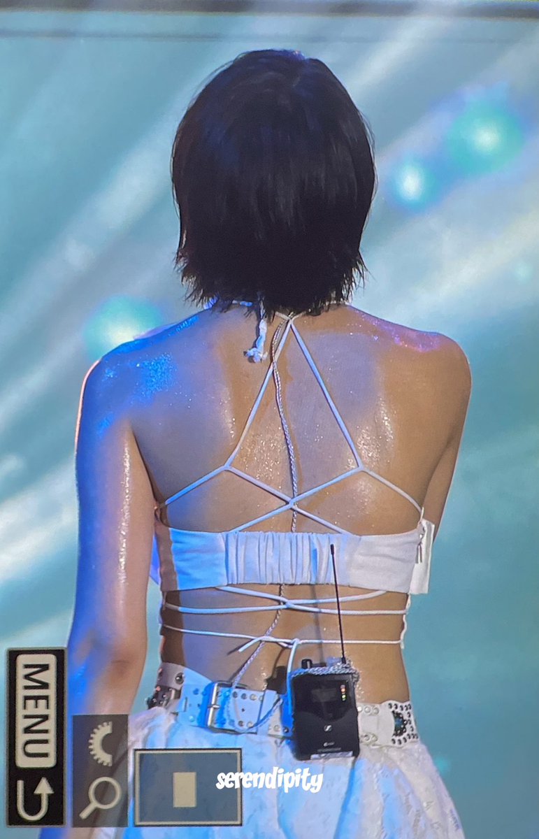 GFcollector_'s tweet image. 시국도 안좋고 웃을 일도 없는데...때 아닌 겨울에 자카르타 공연가서 개빡쌔게 춤추고 땀 흘리는 신비 등장하니까 동공 개커진 홈마들이 성대하게 잔치 열었던 것만 생각하면 웃음 나옴