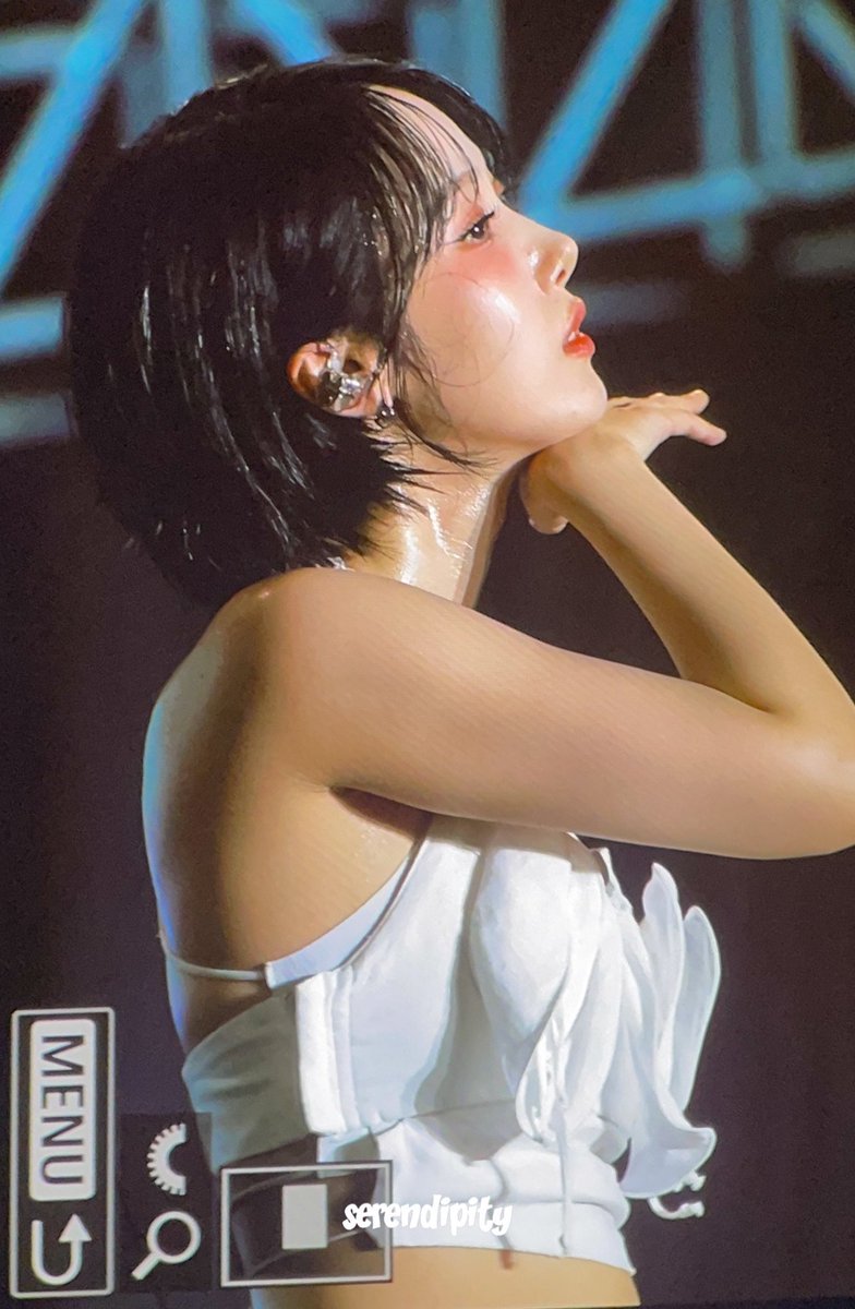 GFcollector_'s tweet image. 시국도 안좋고 웃을 일도 없는데...때 아닌 겨울에 자카르타 공연가서 개빡쌔게 춤추고 땀 흘리는 신비 등장하니까 동공 개커진 홈마들이 성대하게 잔치 열었던 것만 생각하면 웃음 나옴