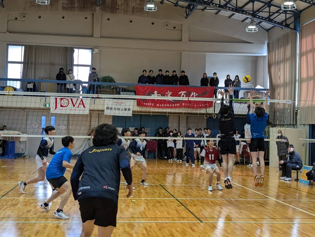 twi_jdva's tweet photo. デフバレー男子日本代表チームは、東京都にて強化合宿を行いました。
12月21日は亜細亜大学と練習試合を行い、12月22日は東京学芸大学主催の大会に参加し準優��という結果でした。
デフリンピックに向けて、引き続き強化を続けていきます。
#バレーボール
#デフバレーボール
#デフリンピック
#日本代表 https://t.co/vupcRxmii6