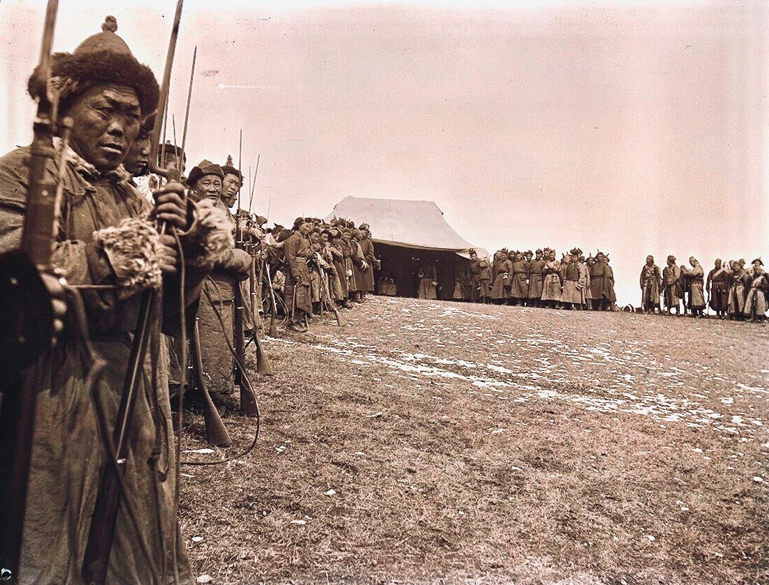 1913 оны 12 сар. Богд хааны зарлигаар Өвөрмонголыг чөлөөлөх 5 замын чиглэлээр цэрэг хөдөлгөж Шилийн гол, Цахарын нутгийг чөлөөлж, зарим газраар Цагаан хэрэмд тулж очсон боловч Монголын Засгийн газар Оросуудын шахалтаар буцааж татах шийдвэр гаргав.
via Миний Монголын Түүх

Цахарын