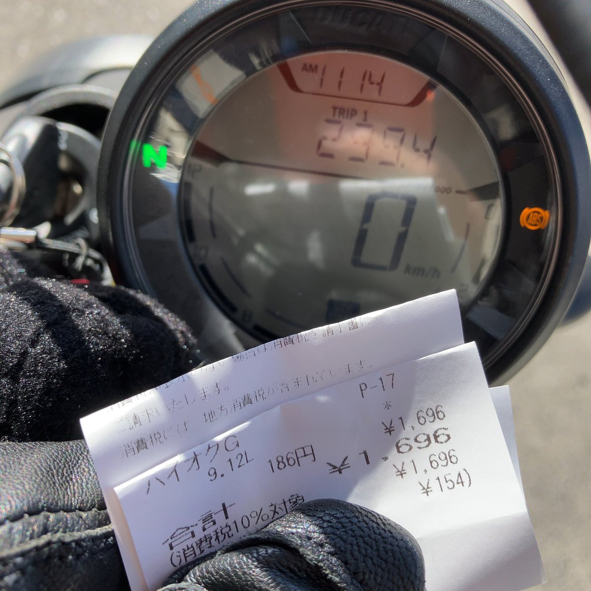 GunjiAmane's tweet photo. ガソリン入れてきた

ガソリン警告灯が出てわりとすぐにガソスタに入り、約239km で約9L入った

燃費は26.25km/L

14Lタンクなのでまだ5L残ってる計算で、
推定航続距離は14 × 26.25 = 367.5km

すごっ！

#DUCATI
#ドゥカティスクランブラー #Sixty2
#実燃費
#満タン法
#過去画像 https://t.co/4ofjFUzVgA