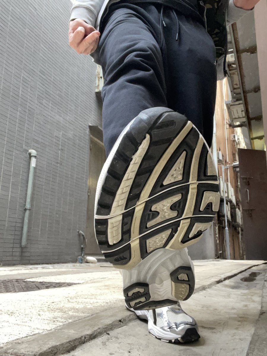 TrampleSneaker's tweet photo. Wearing new shoe https://t.co/bgYePLpOJ7