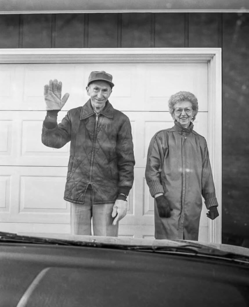 basotulangenak's tweet image. Seorang wanita menghabiskan 27 tahun
memotret orangtuanya sambil pergi dan melambaikan tangan, endingnya.....