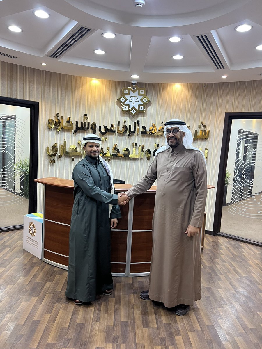 المحامي عبداللطيف الغامدي مستشاراً قانونياً لدى شركة المحامي الدكتور فهد الرفاعي وشركاؤه للمحاماة والاستشارات القانونية.

بفضل من الله تعالى وتوفيقه  وسعياً من الشركة في استقطاب الكفاءات القانونية، تم توقيع عقد عمل مع الزميل العزيز والمحامي القدير عبداللطيف الغامدي وتكليفه بادارة