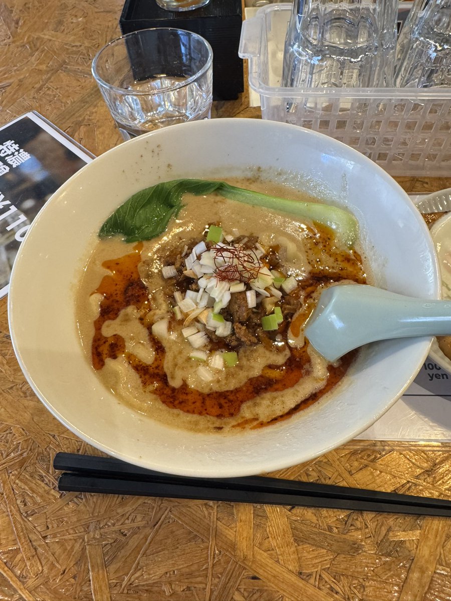 913yasu's tweet photo. 幡ヶ谷駅から少し歩いて住宅地の中にある『麺酒家 タケイメン』へ。
俳優の竹井洋介さんがやっているお店です。
今回は初めてだったので担々麺とチャーシューエッグ、小ライスをたのみました。
これこそ正しい担々麺！辛さもちょうど良く胡麻ペーストが麺によく絡みます。
チャーシューも食べ応え抜群! https://t.co/Lk9eqm22aj