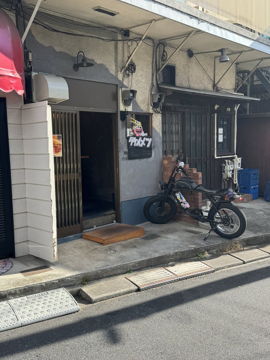 913yasu's tweet photo. 幡ヶ谷駅から少し歩いて住宅地の中にある『麺酒家 タケイメン』へ。
俳優の竹井洋介さんがやっているお店です。
今回は初めてだったので担々麺とチャーシューエッグ、小ライスをたのみました。
これこそ正しい担々麺！辛さもちょうど良く胡麻ペーストが麺によく絡みます。
チャーシューも食べ応え抜群! https://t.co/Lk9eqm22aj