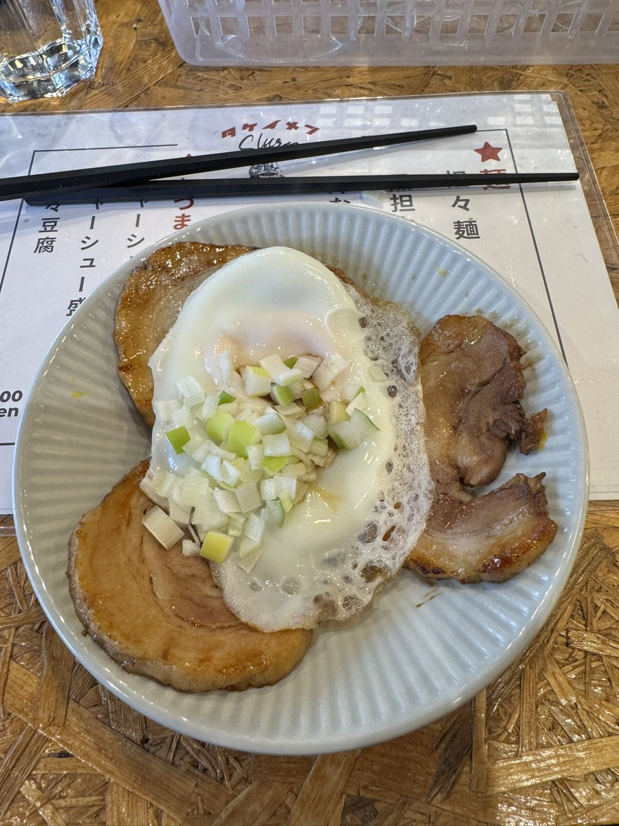 913yasu's tweet photo. 幡ヶ谷駅から少し歩いて住宅地の中にある『麺酒家 タケイメン』へ。
俳優の竹井洋介さんがやっているお店です。
今回は初めてだったので担々麺とチャーシューエッグ、小ライスをたのみました。
これこそ正しい担々麺！辛さもちょうど良く胡麻ペーストが麺によく絡みます。
チャーシューも食べ応え抜群! https://t.co/Lk9eqm22aj